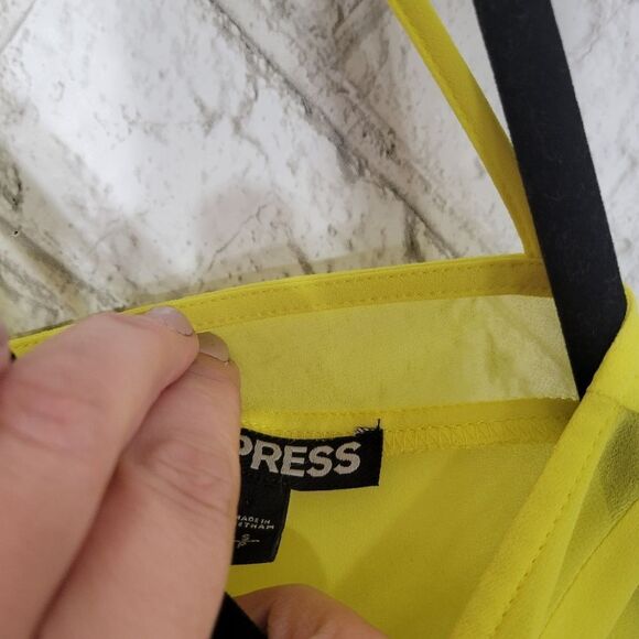 Express yellow v-neck flowy tank - Picture 6 of 14